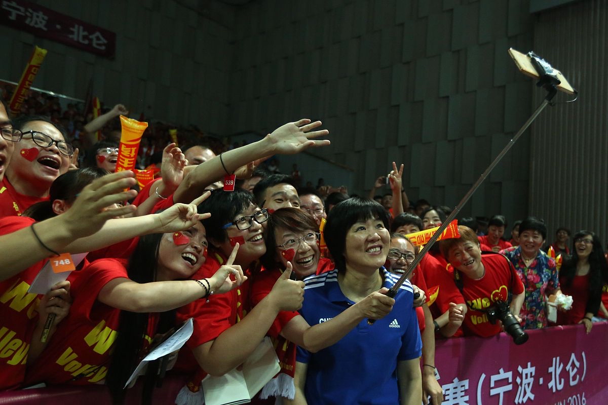 运动员们全力以赴,比赛场面激烈 运动员们全力以赴,比赛场面激烈