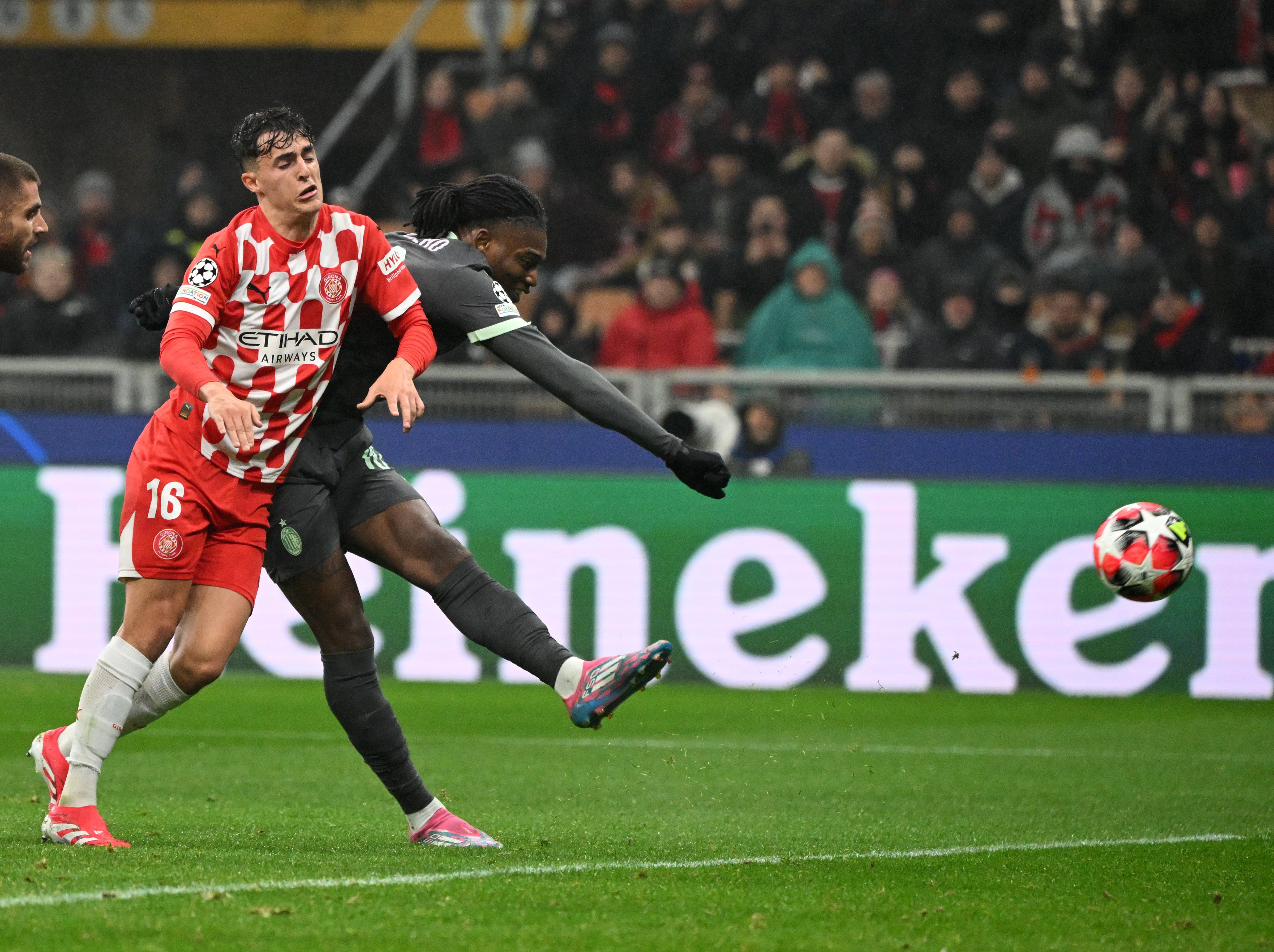 引人入胜的足球比赛博得赞誉无数 引人入胜的足球比赛博得赞誉无数