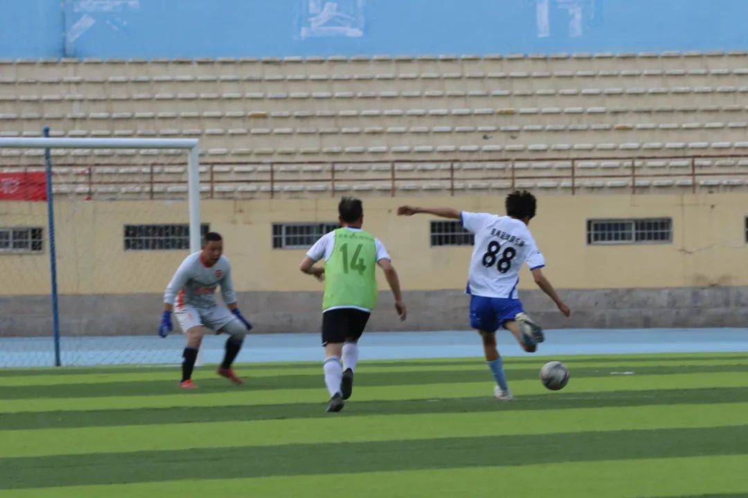 精彩绝伦的足球比赛让人过足瘾 精彩绝伦的足球比赛让人过足瘾