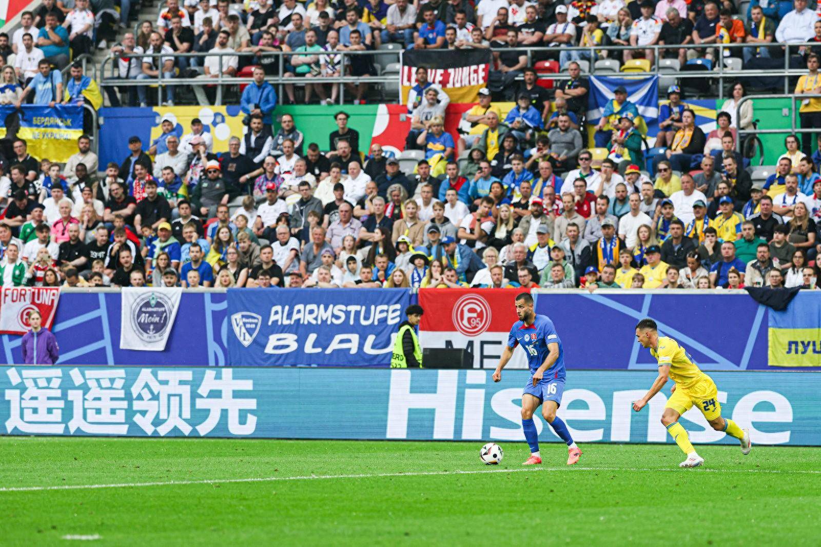 斯洛伐克队在比赛中获得胜利,士气大增 斯洛伐克队在比赛中获得胜利,士气大增