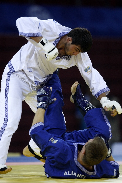 世俱杯分组-俄罗斯摔跤选手力克对手,斩获金牌