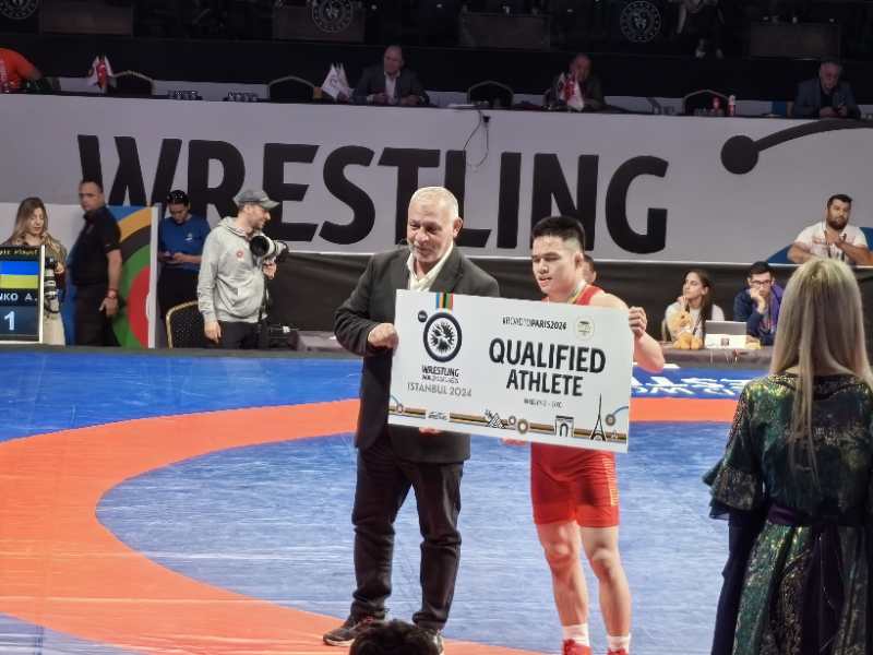 俄罗斯摔跤选手力克对手，斩获金牌