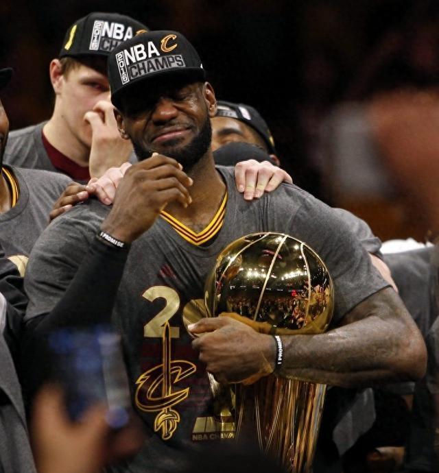 世俱杯改制-詹姆斯助骑士队奋力前行,震撼世界激动心跳