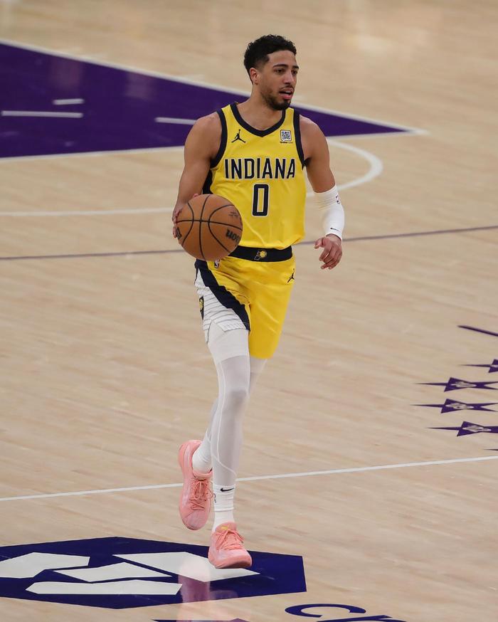 世俱杯官网-猛龙逆转战胜步行者,范弗利特卢尼二人组合发威