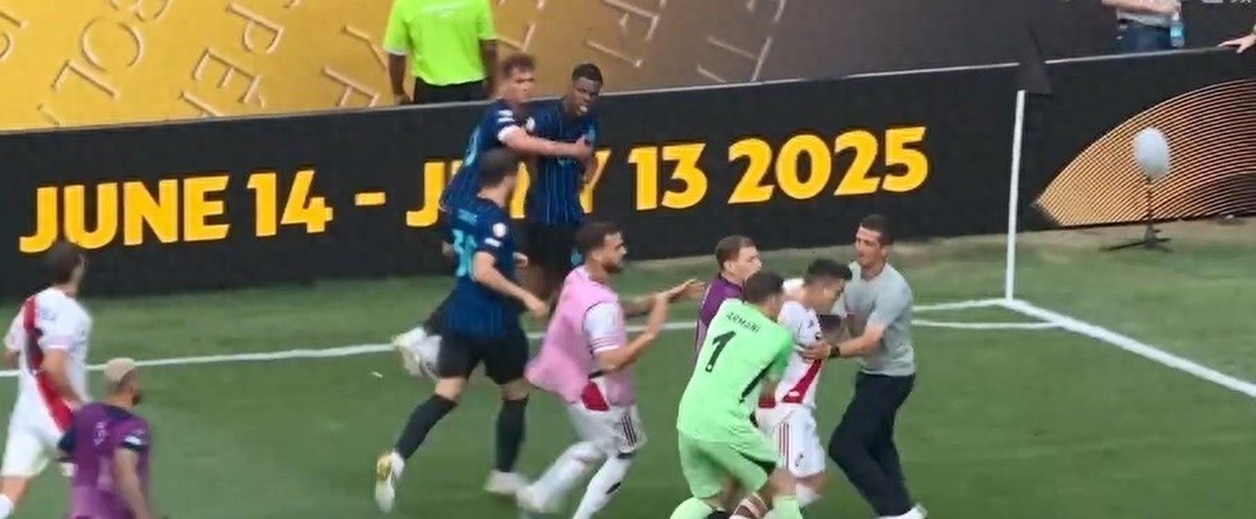 足球比赛中的搏击精神让人感动