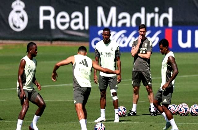 皇马球员在场上表现出团结与拼搏的精神 皇马球员在场上表现出团结与拼搏的精神