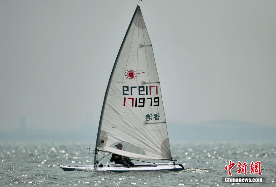 法国男子激光帆船选手一路领先，成功包揽金银