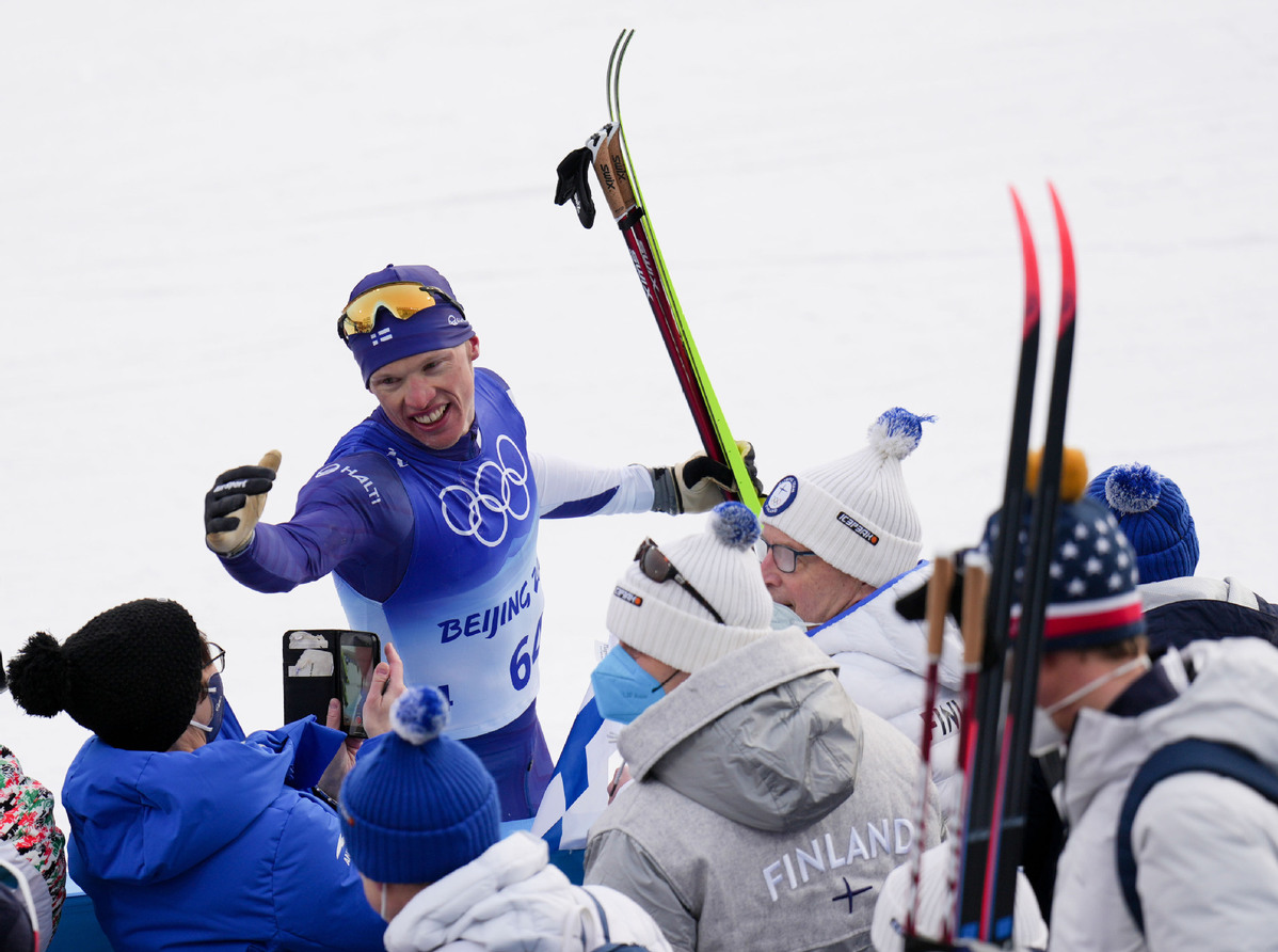 尼斯队员努力奋斗，赢得精彩比赛