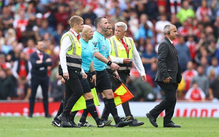 黄牌不断，球员疯狂抗议裁判