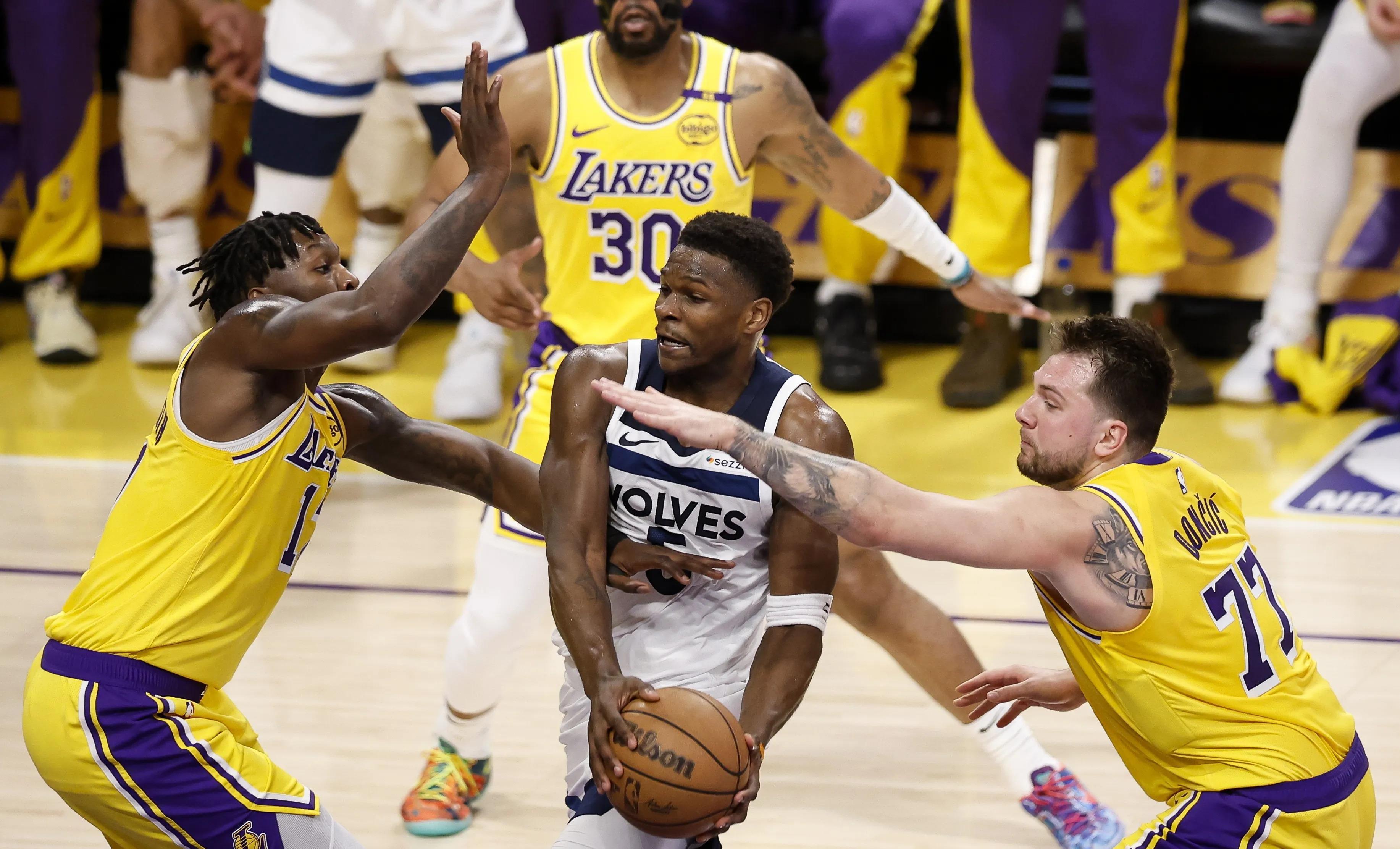 世俱杯时间-湖人队球员合力逆转胜利,打破僵局