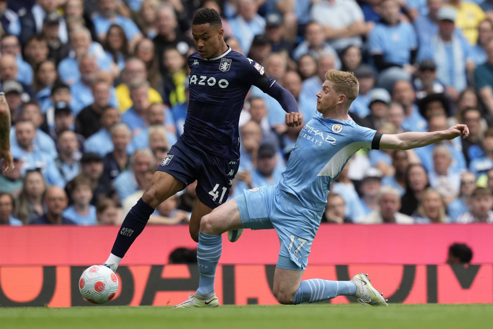 世俱杯时间-国际足球比赛中球员身心全力以赴