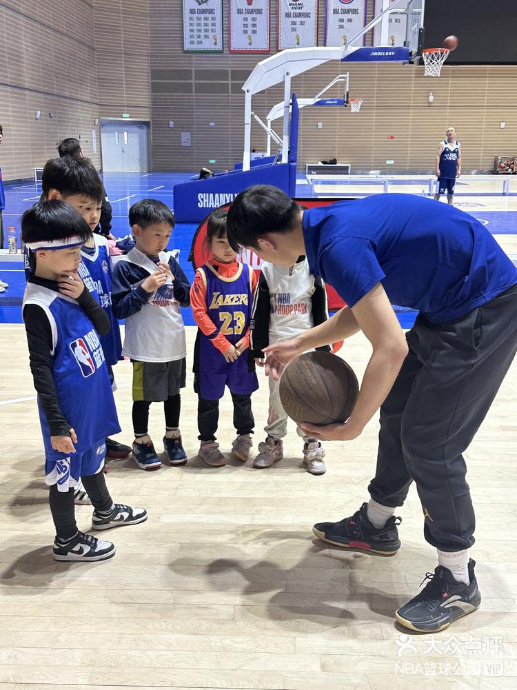 世俱杯分组-NBA前队员现身篮球训练营,传授技术经验