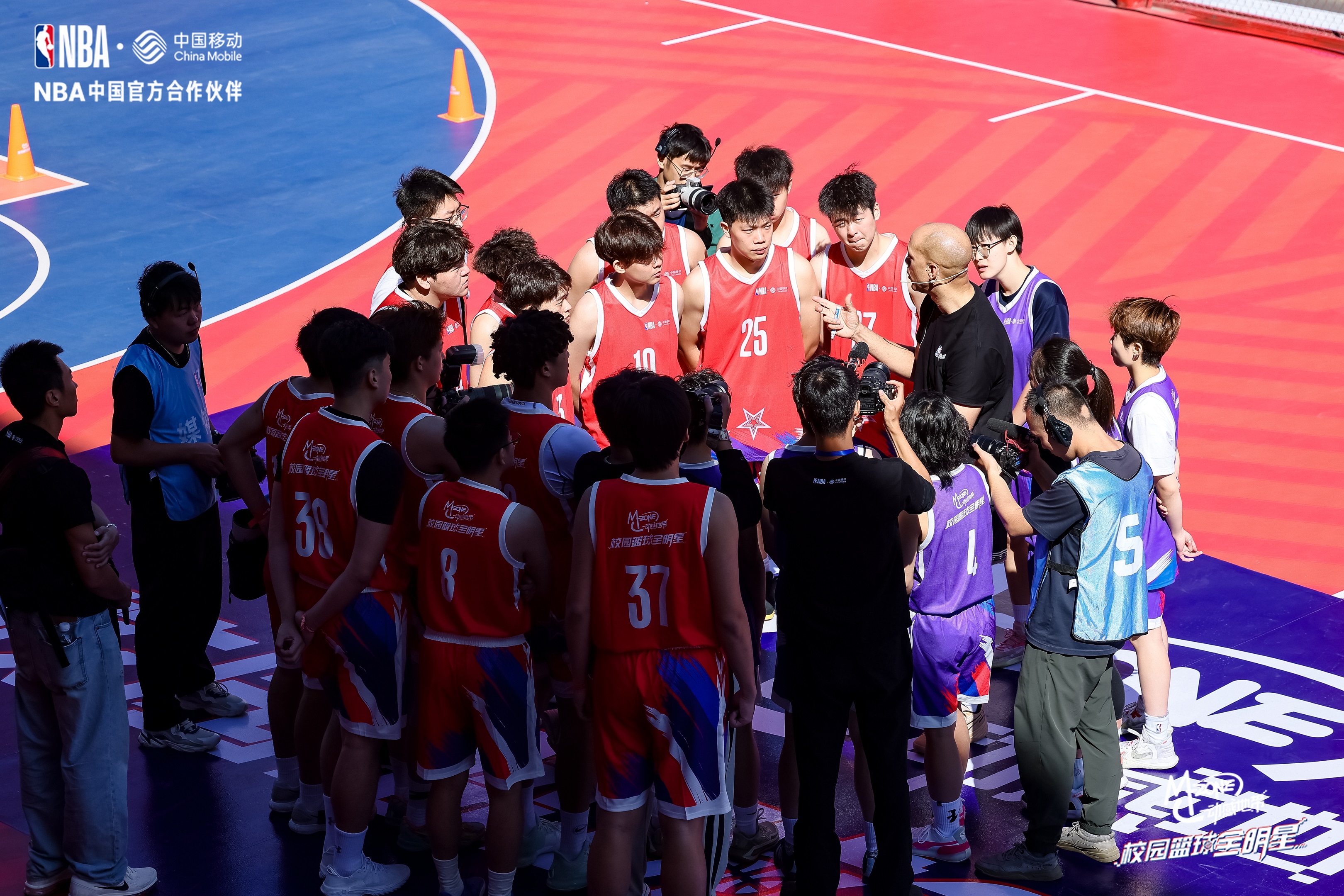 NBA前队员现身篮球训练营,传授技术经验 NBA前队员现身篮球训练营,传授技术经验