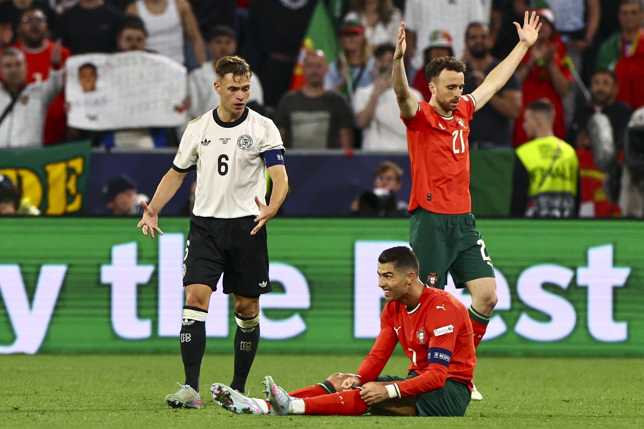 世俱杯赛程-欧洲杯预选赛危机:葡萄牙遭遇挑战,小组出线蒙阴