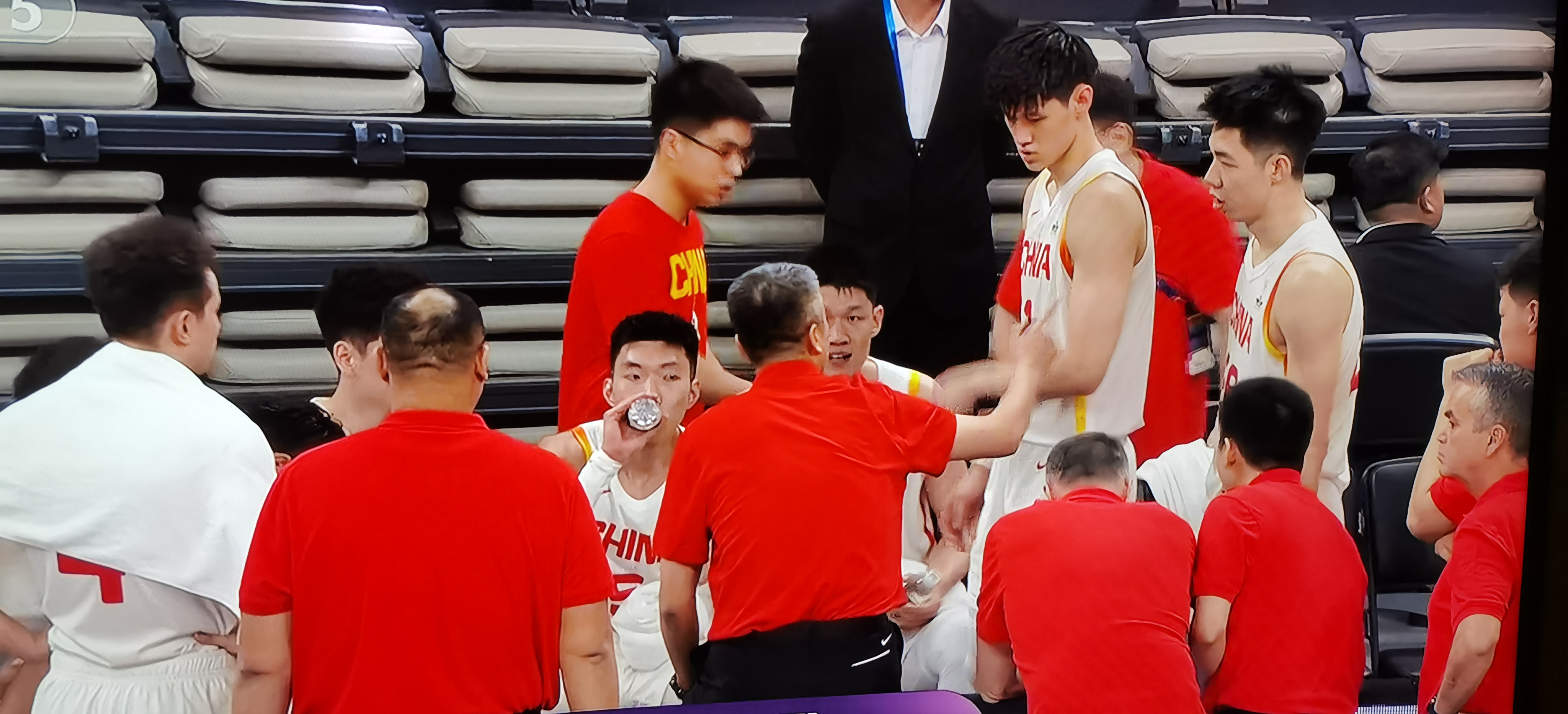 球员们在比赛中发挥出色赢得胜利 球员们在比赛中发挥出色赢得胜利