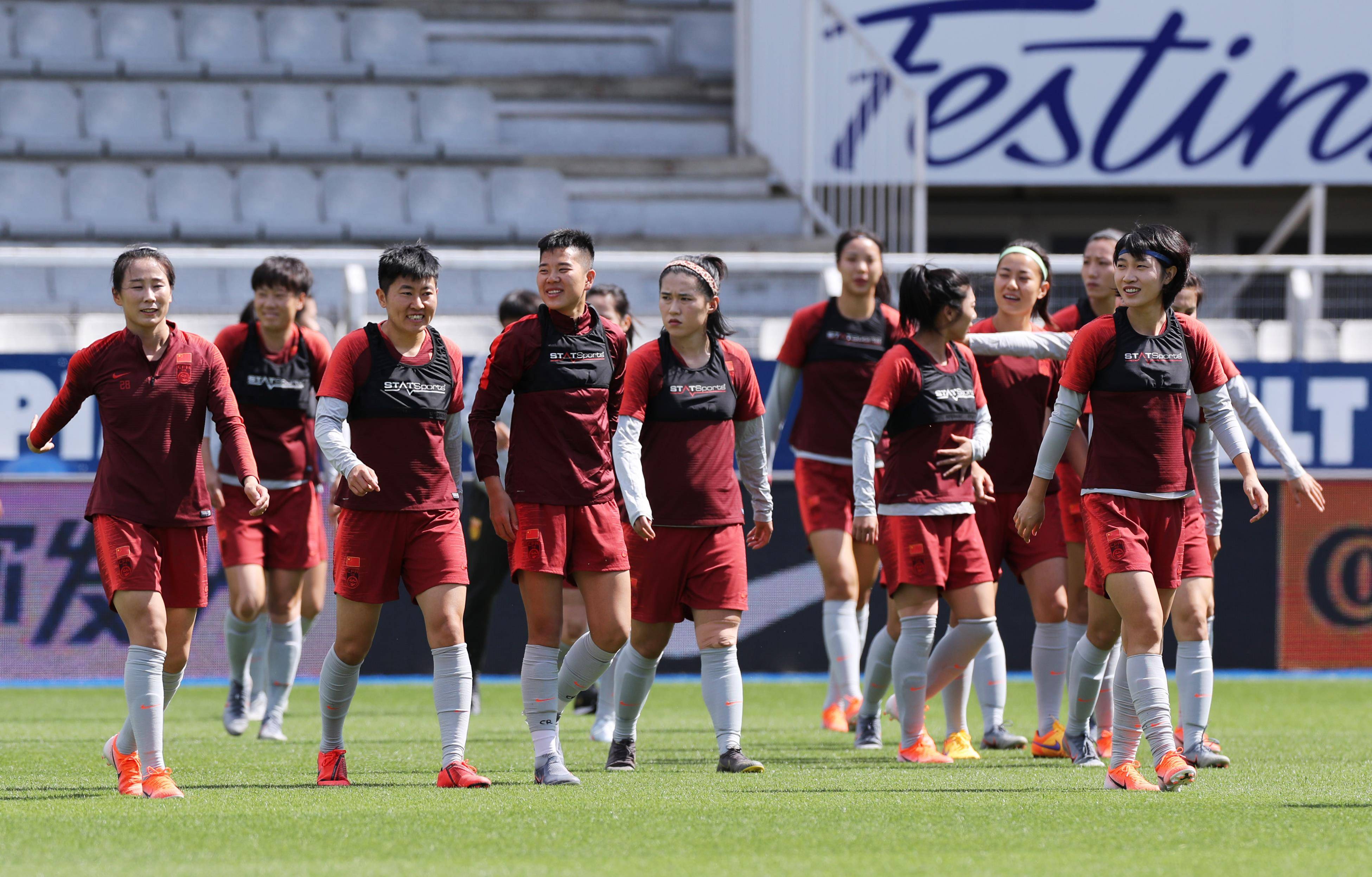 精彩瞬间:女足选手战术配合精妙 精彩瞬间:女足选手战术配合精妙