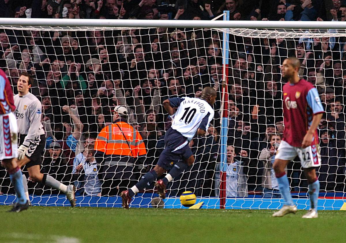 一名年轻球员在关键比赛中获得进球 一名年轻球员在关键比赛中获得进球