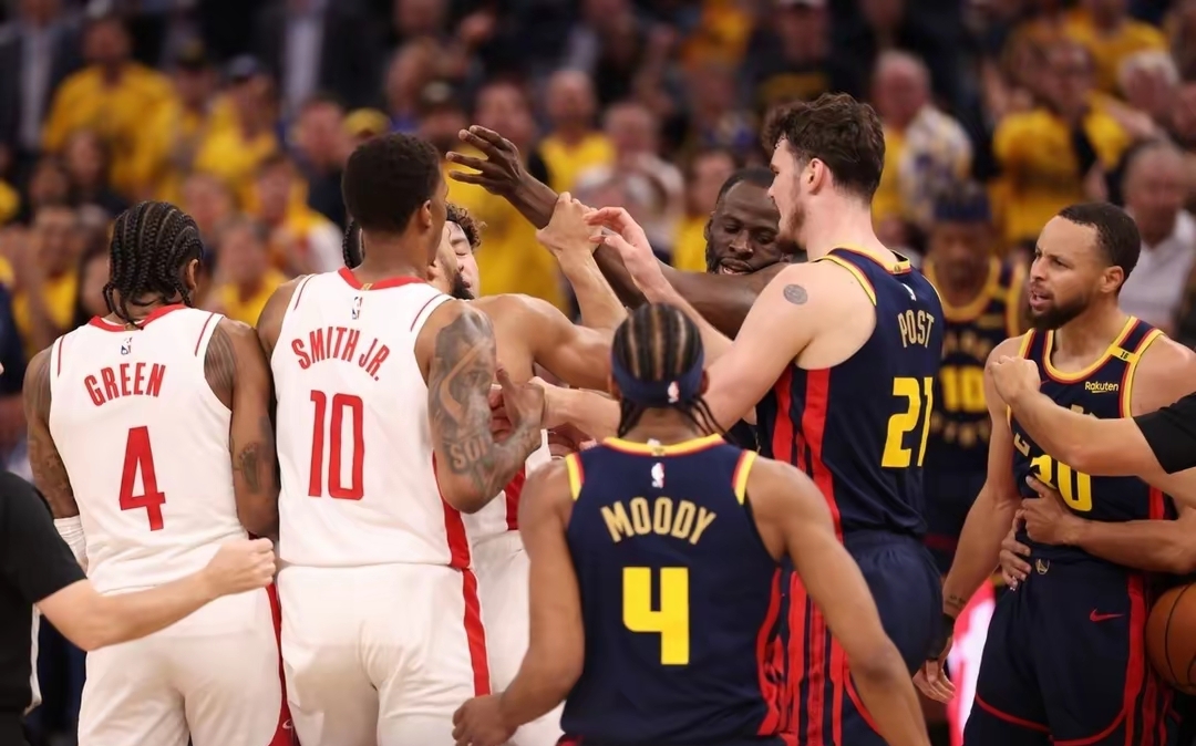 包含NBA季后赛纷争不休，球队对抗火药味浓烈的词条