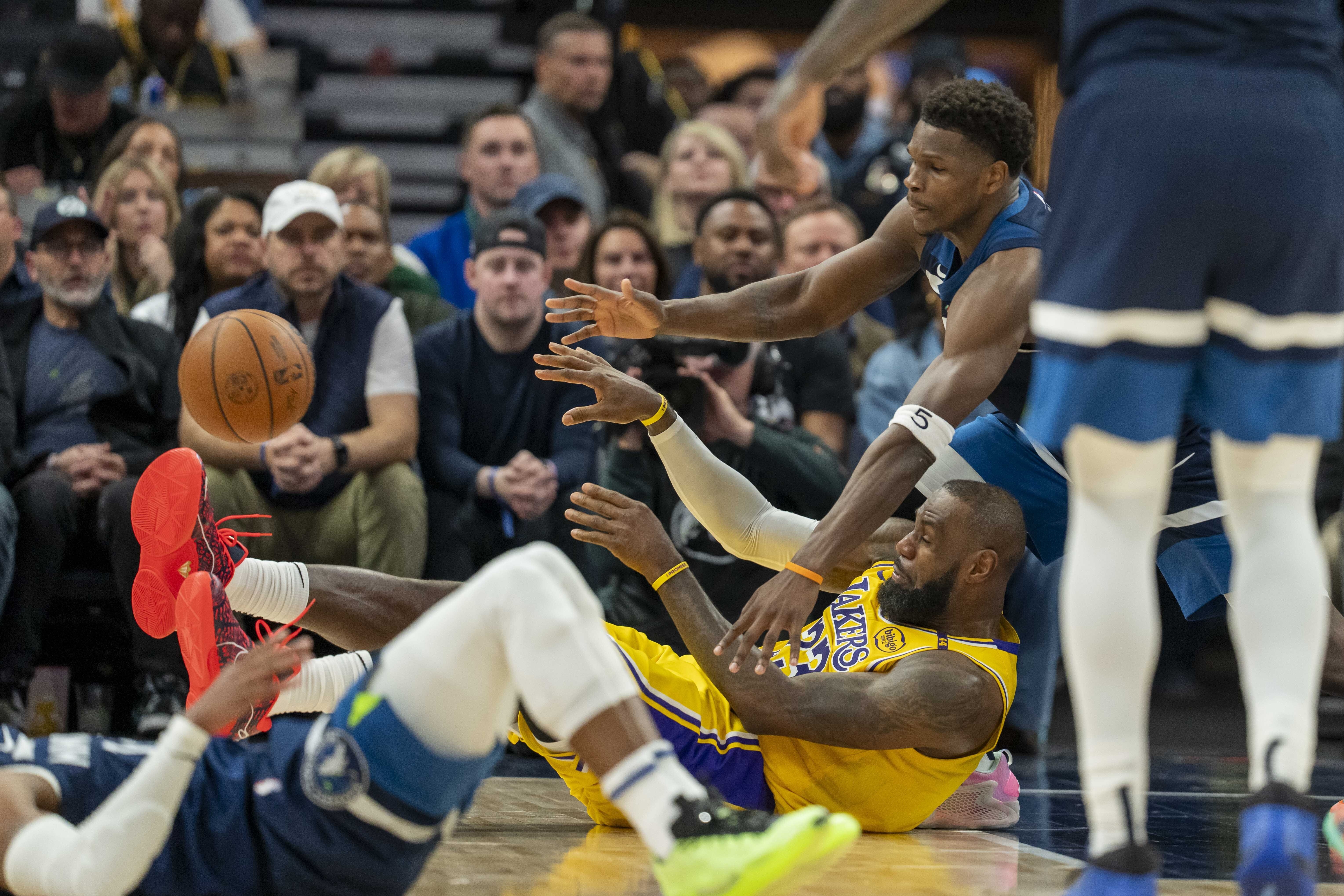 世俱杯-关于雄鹿惊险击败活塞,成功保持不败的信息