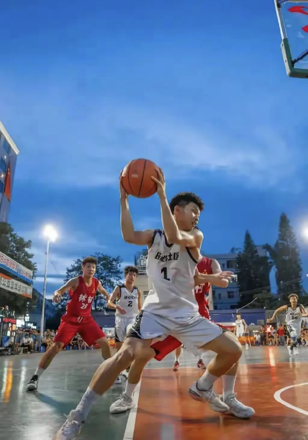 球场上的壮举让人目不暇接！的简单介绍