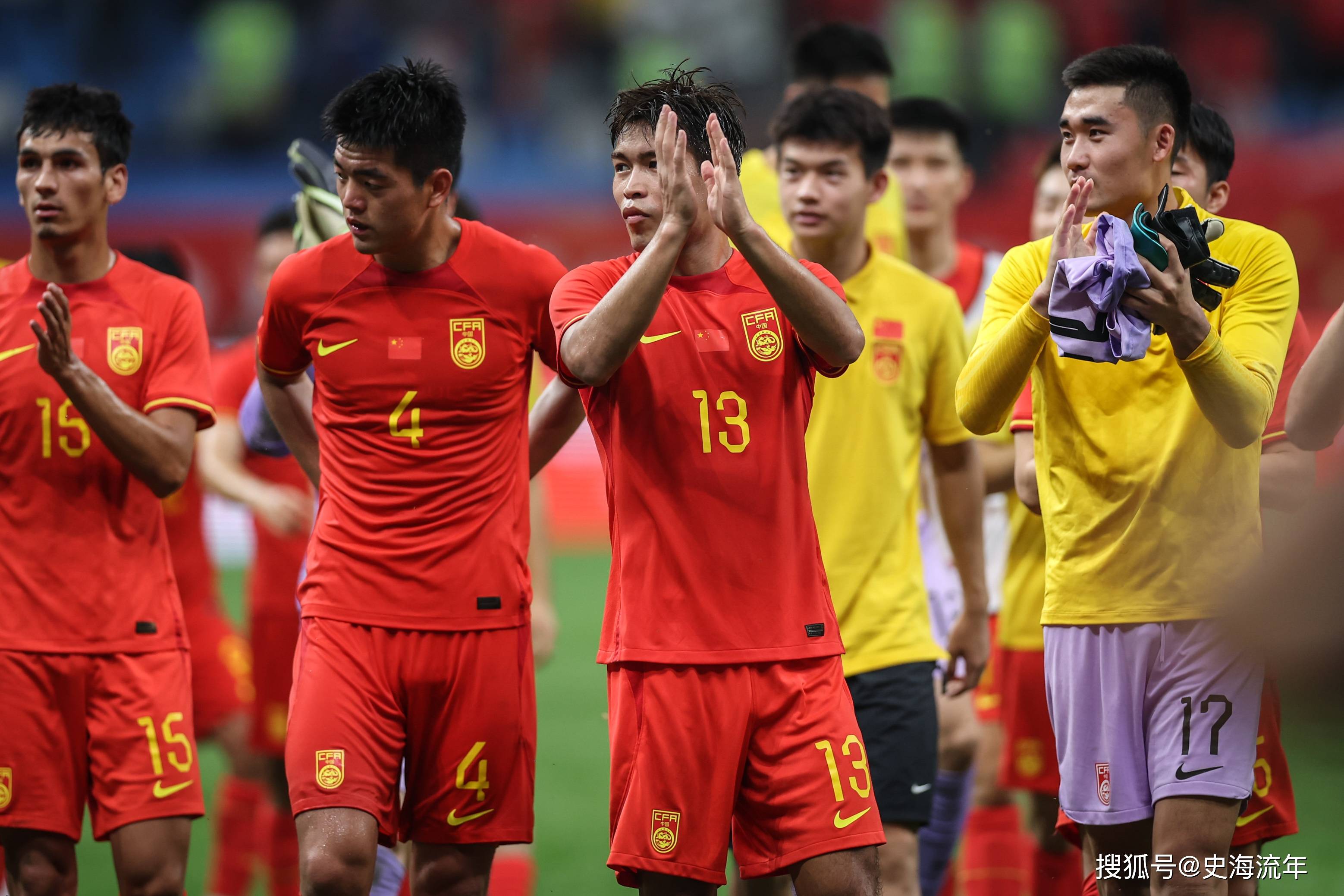 世俱杯时间-足球比赛中球员拼尽全力争取胜利