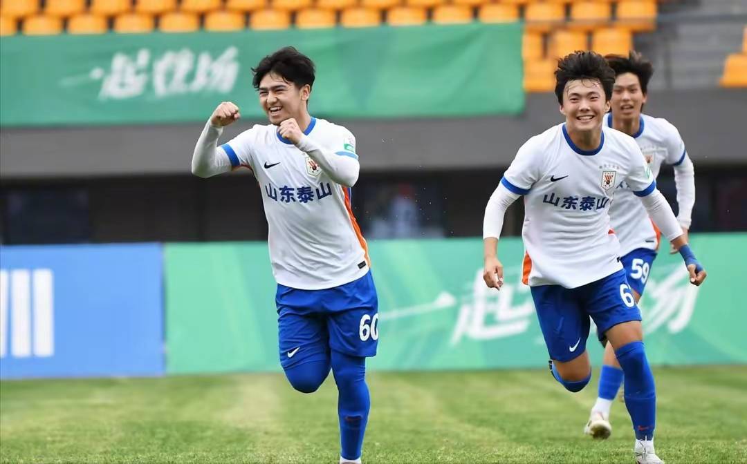 足球比赛中球员拼尽全力争取胜利 足球比赛中球员拼尽全力争取胜利