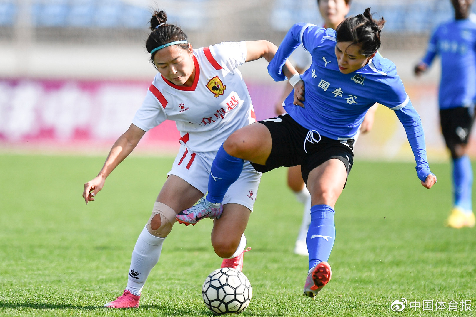 世俱杯冠军-国内女足联赛:强队角逐冠军争夺战激烈热血