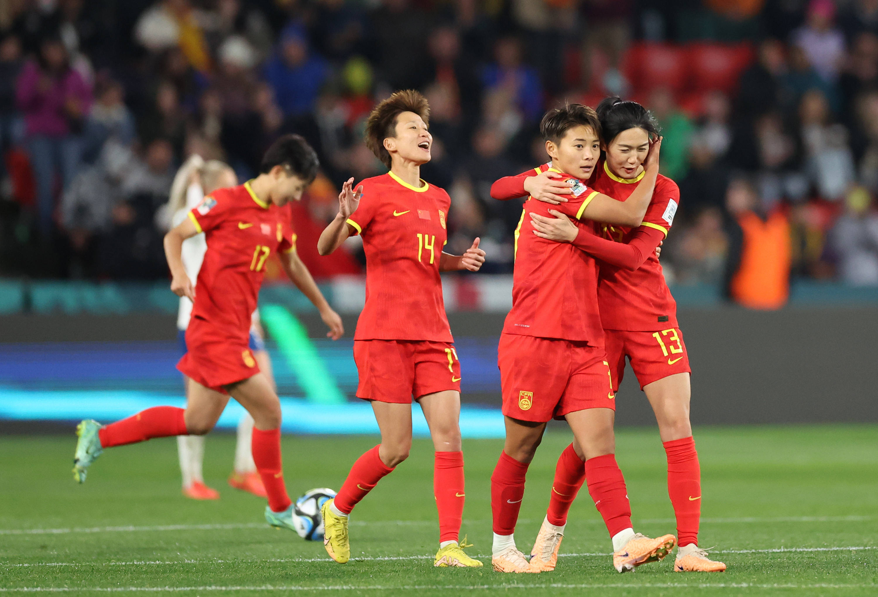 国内女足联赛：强队角逐冠军争夺战激烈热血