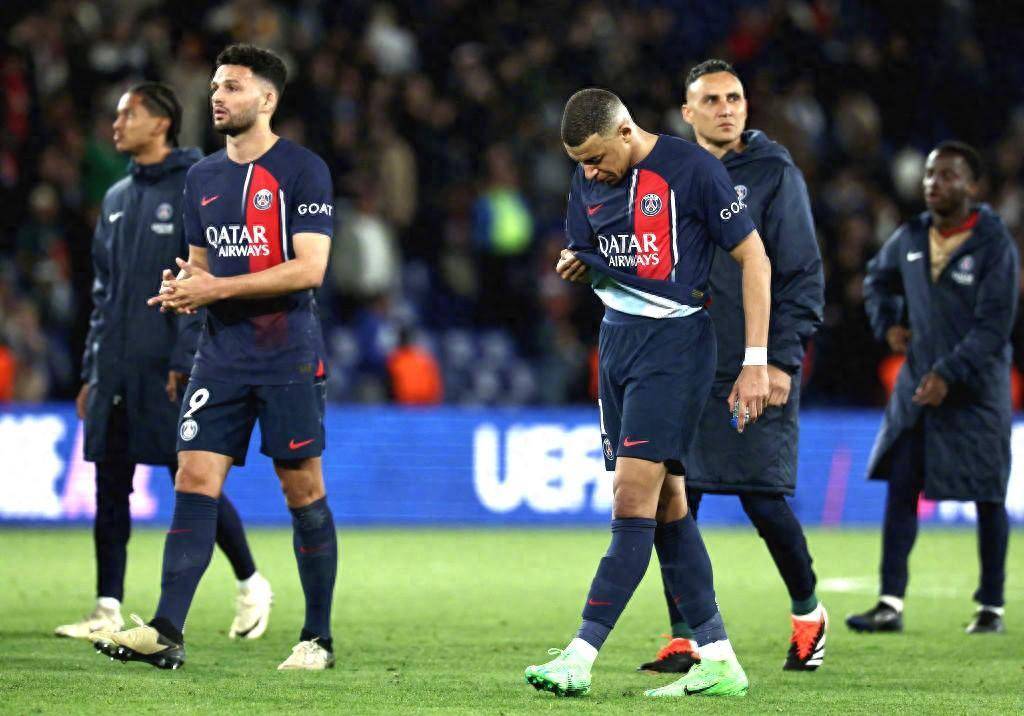 世俱杯-包含巴黎遭遇客场惨败,榜首地位扑朔迷离的词条