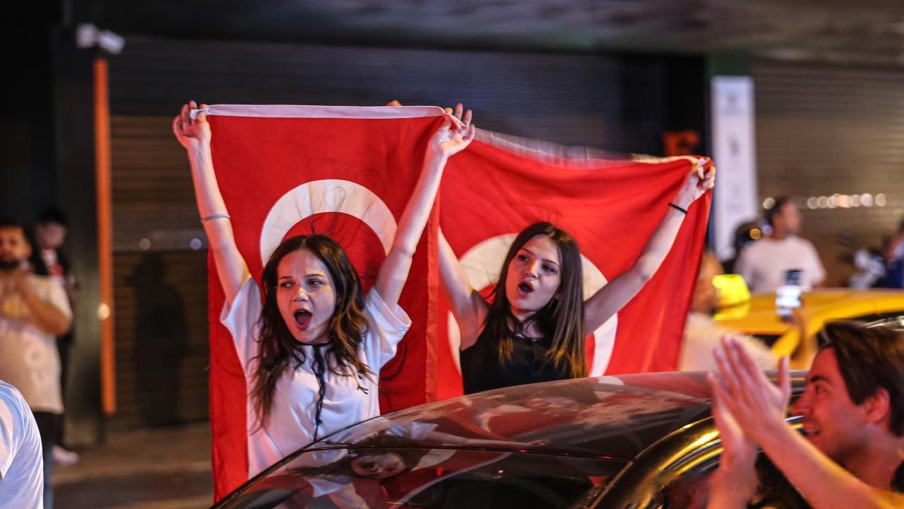 欧洲杯比赛掀起热潮,球迷狂欢不已 欧洲杯比赛掀起热潮,球迷狂欢不已