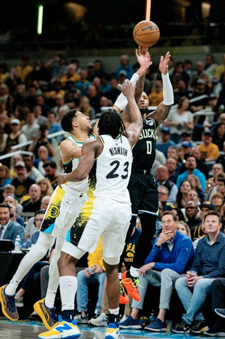 世俱杯冠军-雄鹿队惨败猛龙队,东部决赛再添一城的简单介绍