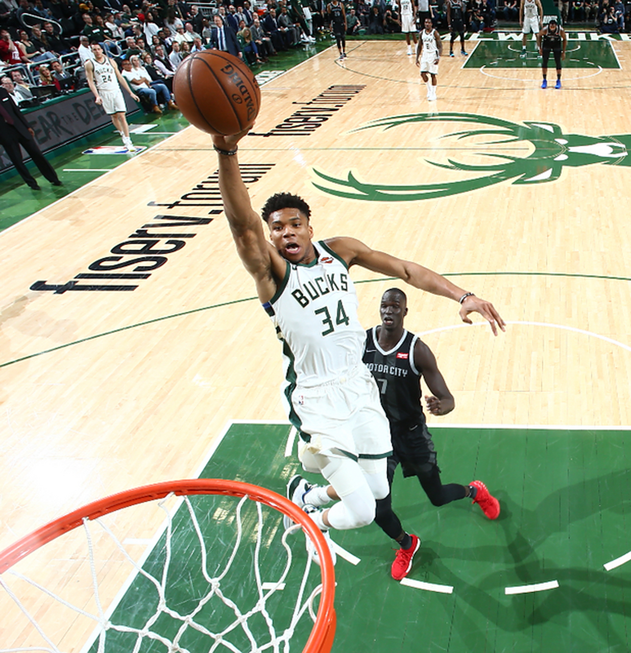 世俱杯2025-雄鹿努力保持不败,卫冕雄鹿之尊