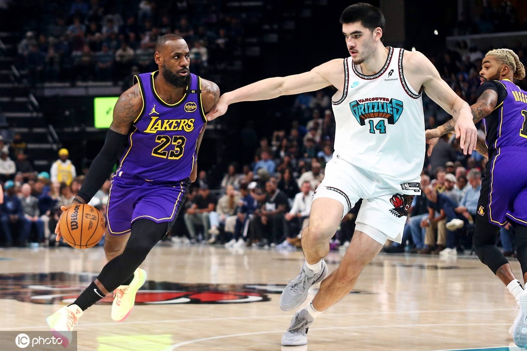 湖人大胜灰熊，詹姆斯再度证明实力领军取胜