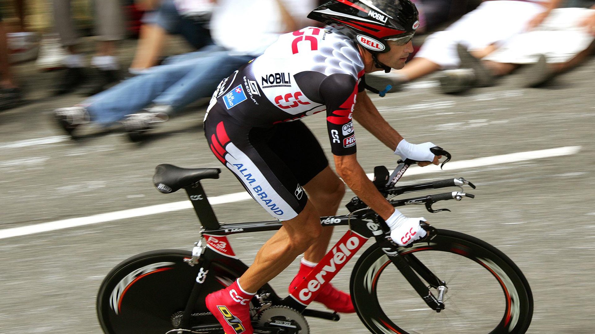 当引擎轰鸣穿透赛场的最后三秒，杰伦·格林在决胜弯道的超车艺术